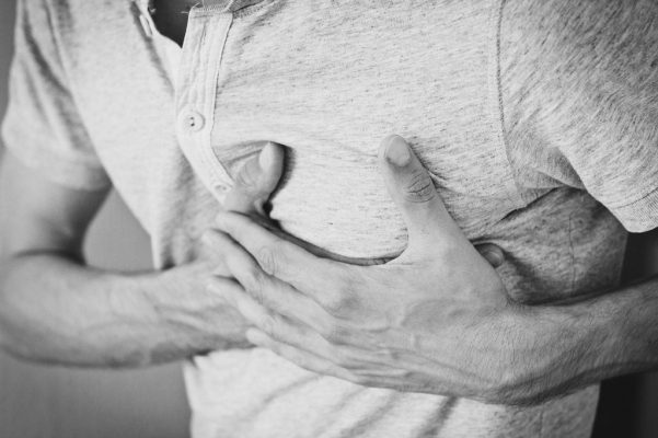 kalp krizi uyarı belirtileri, işaretleri, kalp sıkışması